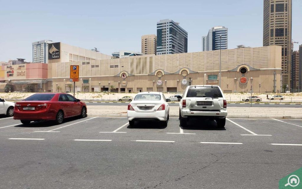 مواقف سيارات على جانبي الشارع