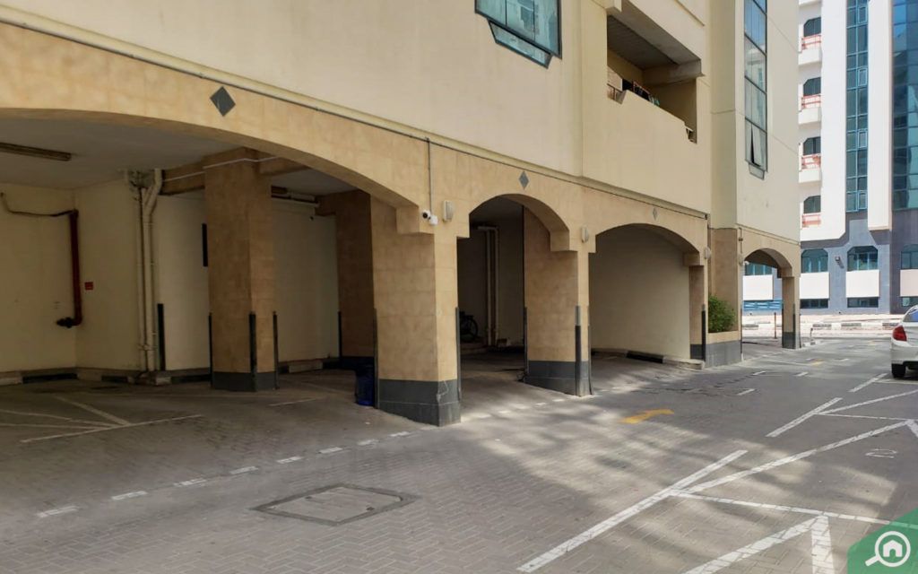 موقف السيارات