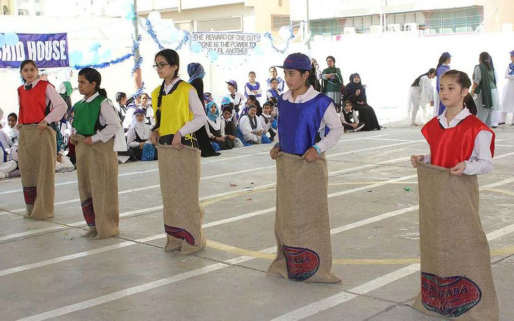 طلبة مشاركون في اليوم الرياضي