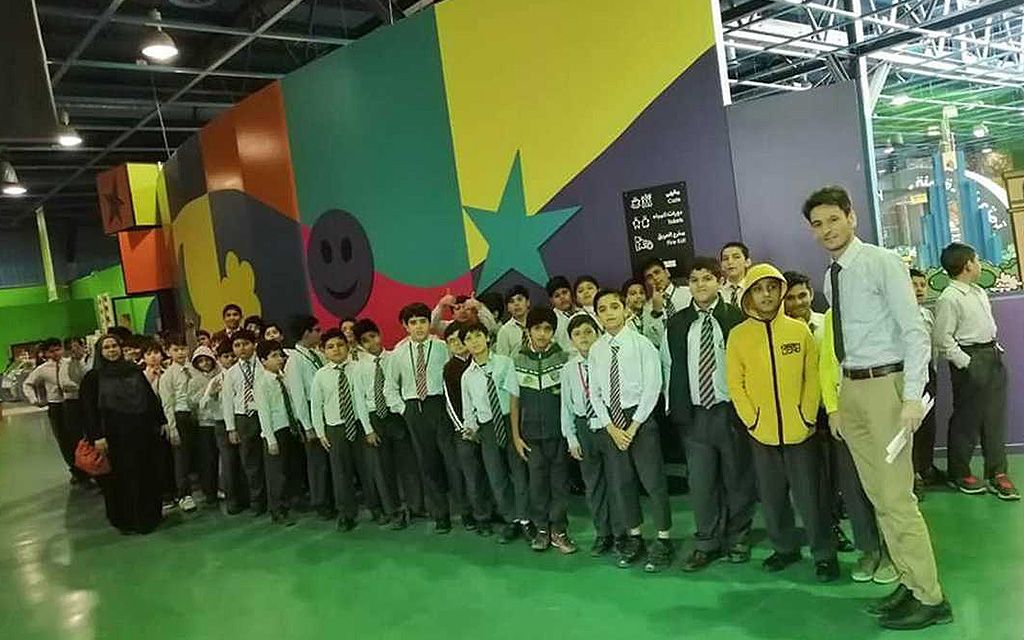 طلبة في رحلة ميدانية