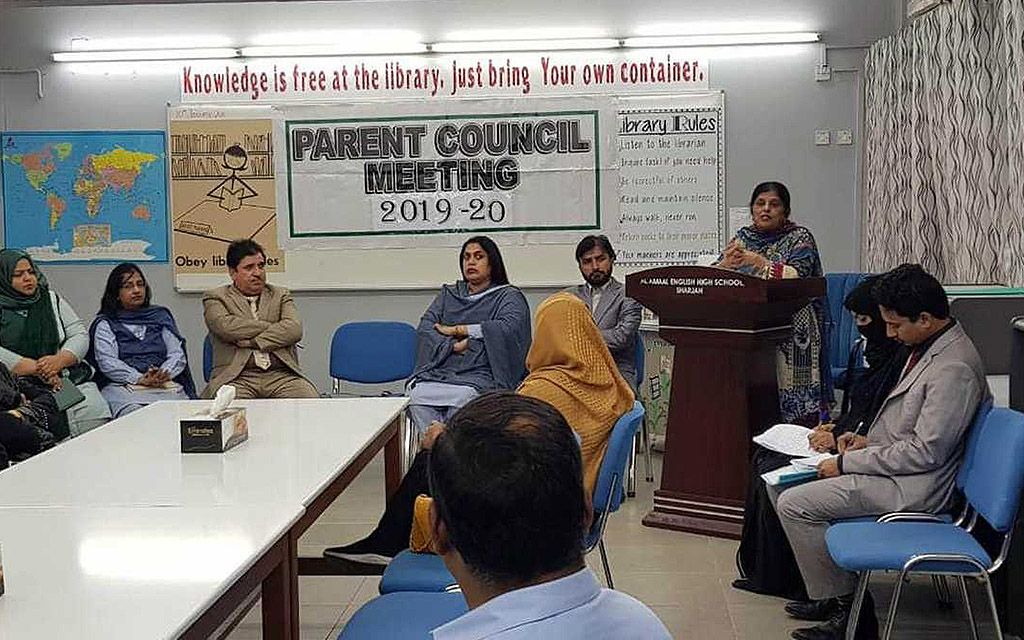 معلمين وأولياء الأمور في المدرسة