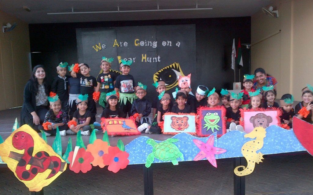 طلاب وطالبات خلال نشاط مدرسي