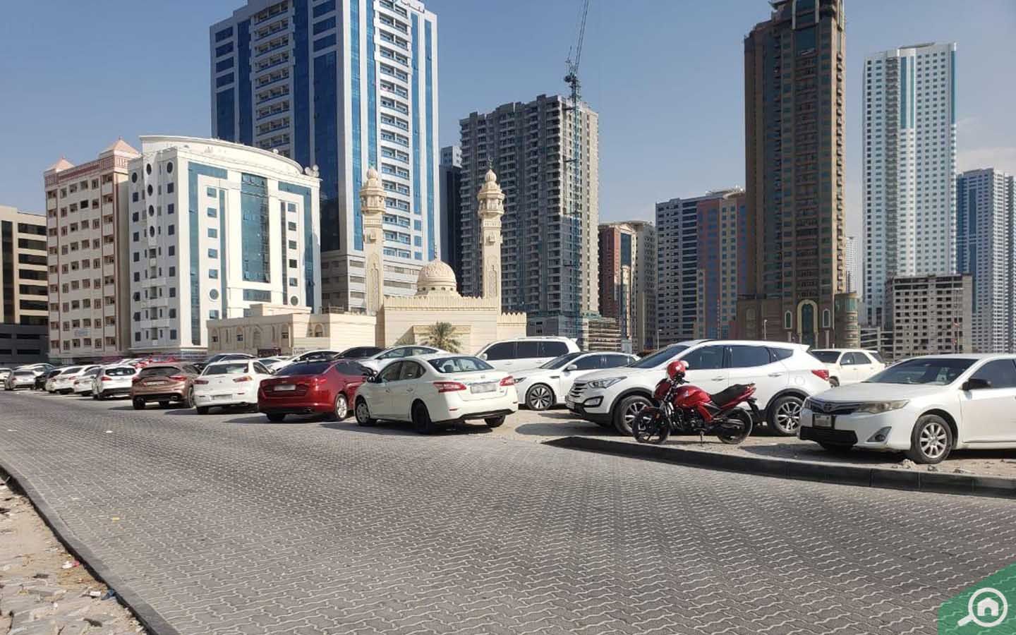 موقف سيارات للزوار خارج برج الشاطئ 1