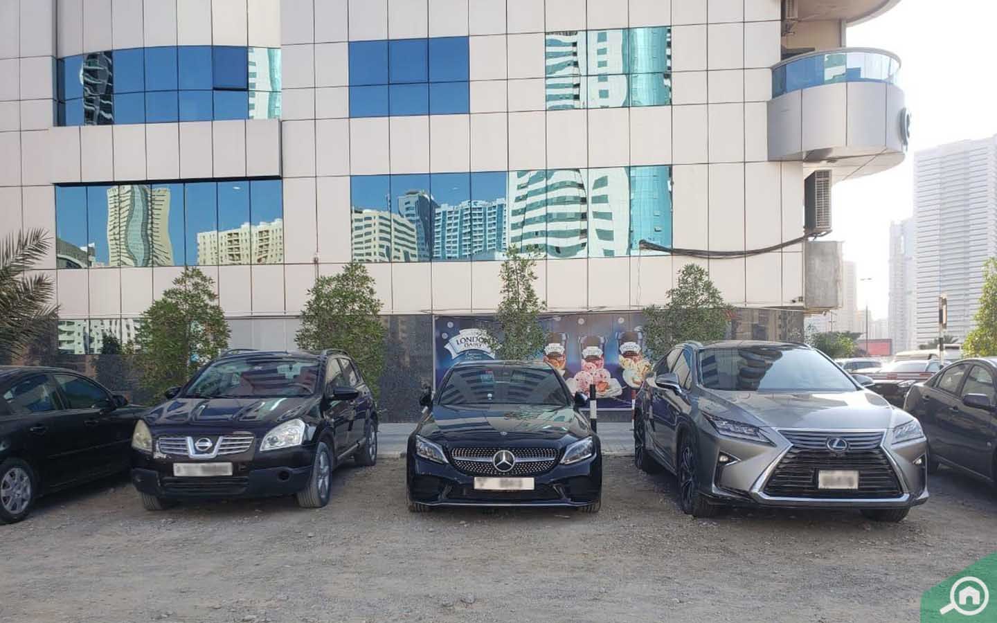 موقف سيارات في الشارقة