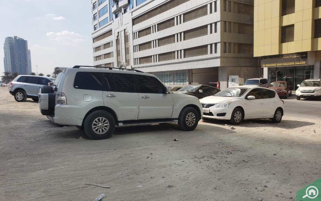 مواقف سيارات خارجية 