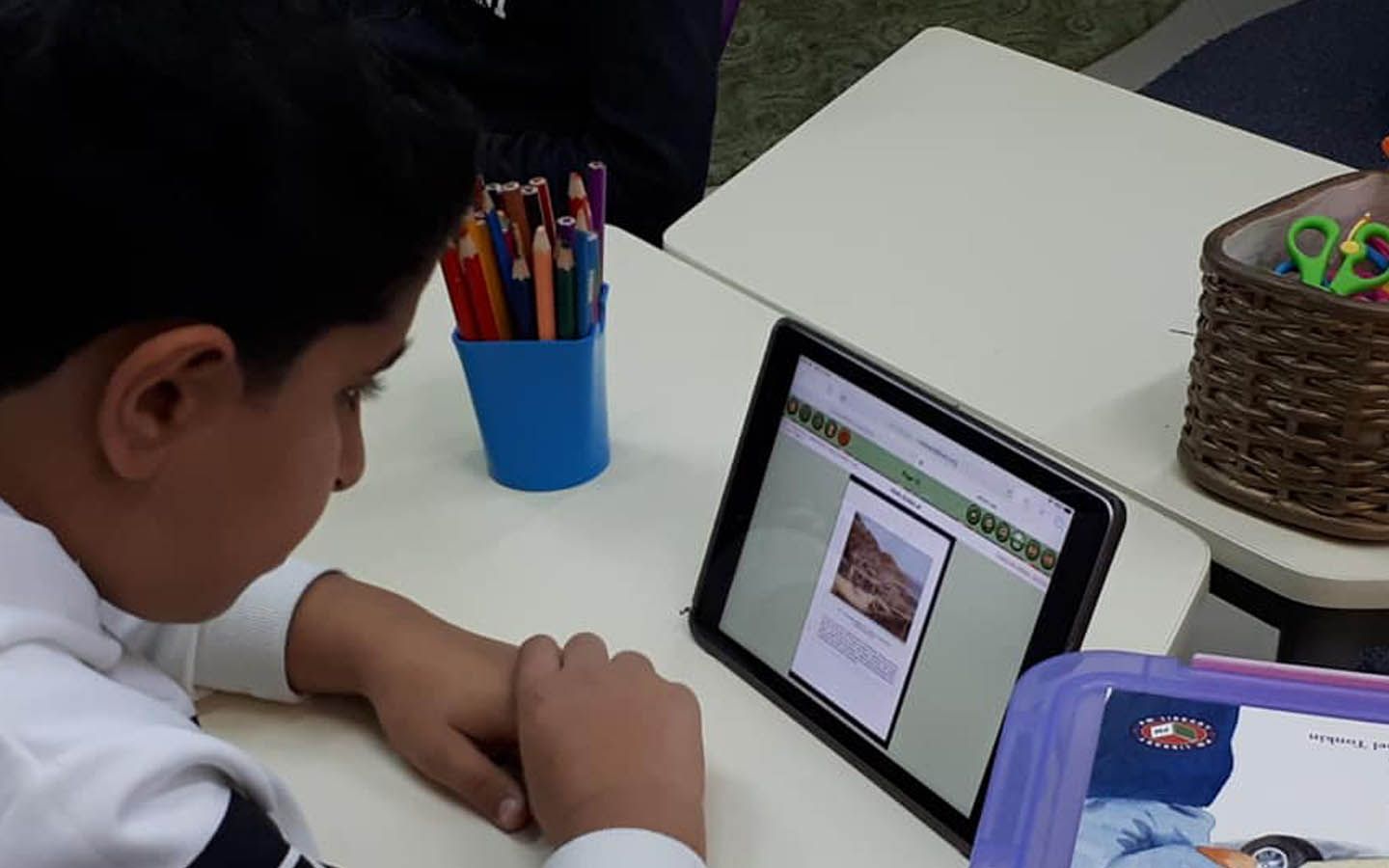 أجهزة التكنولوجيا في أكاديمية الظفرة الخاصة