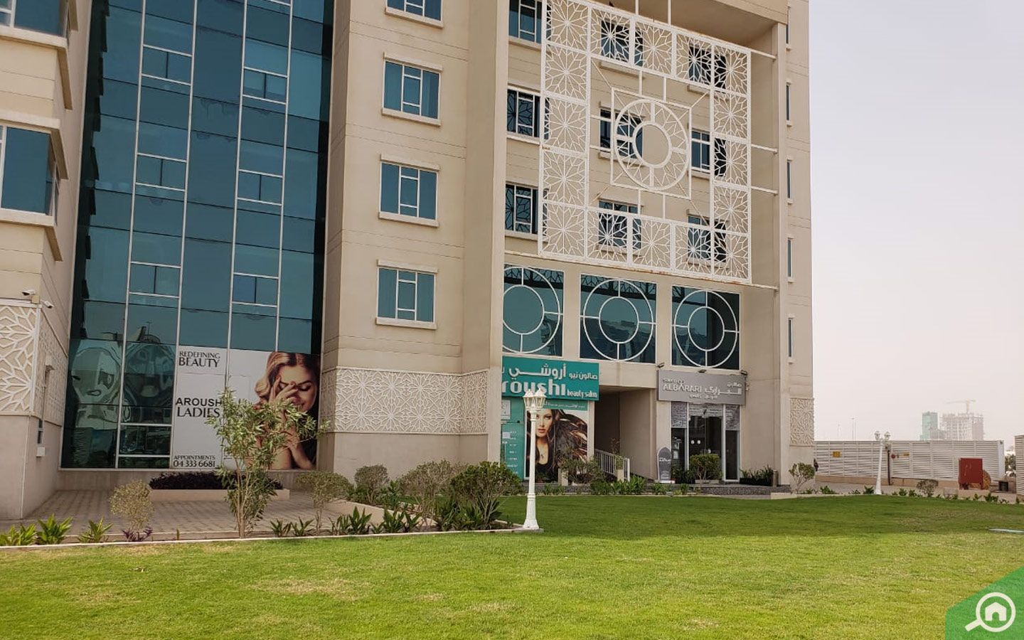 مساحة عشبية بجانب برج الرابية في دبي