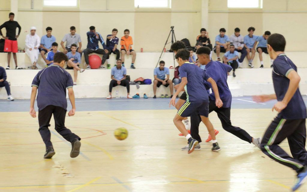 ممارسة طلاب مدرسة الرسالة العلمية كرة القدم 