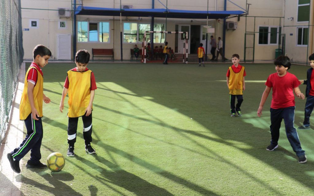  ملعب خارجي لطلبة المرحلة الابتدائية داخل حرم مدرسة الرسالة العلمية