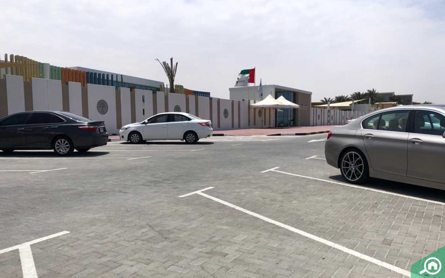 واجهة مدرسة الشويفات الدولية فرع الطرفة في رأس الخيمة