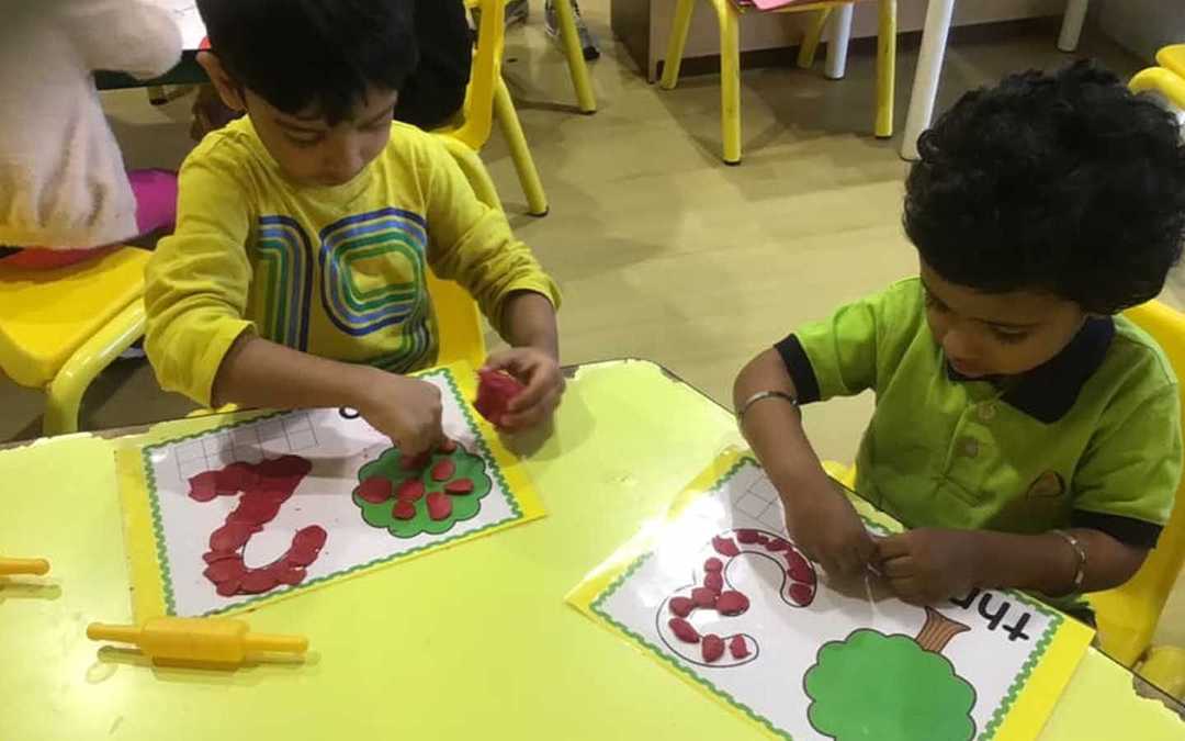 طلبة يدرسون في الصف الدراسي