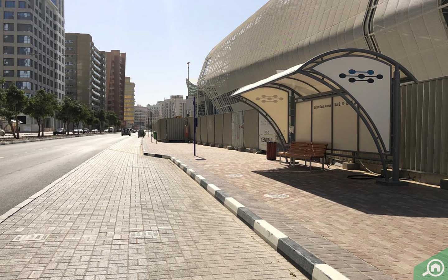 موقف باص في دبي