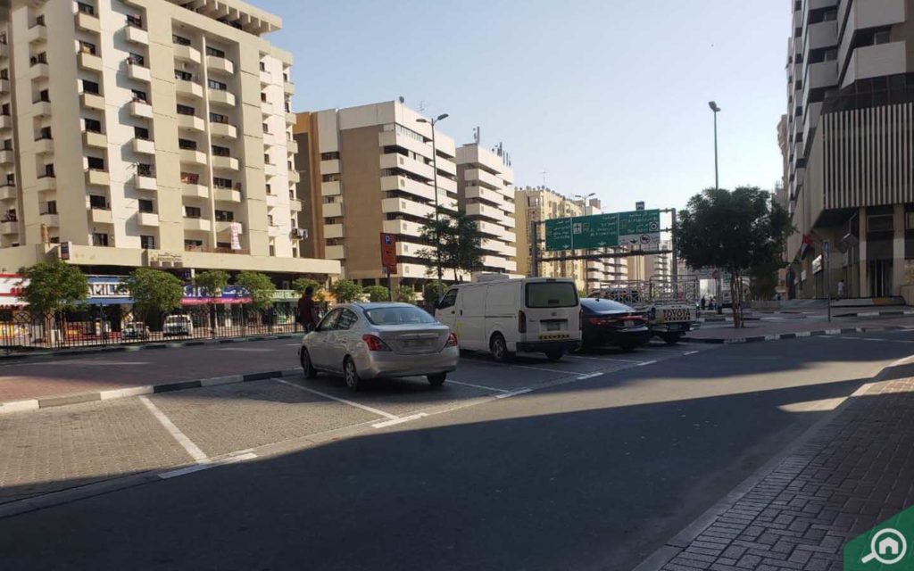 مواقف السيارات الخارجية للبرج