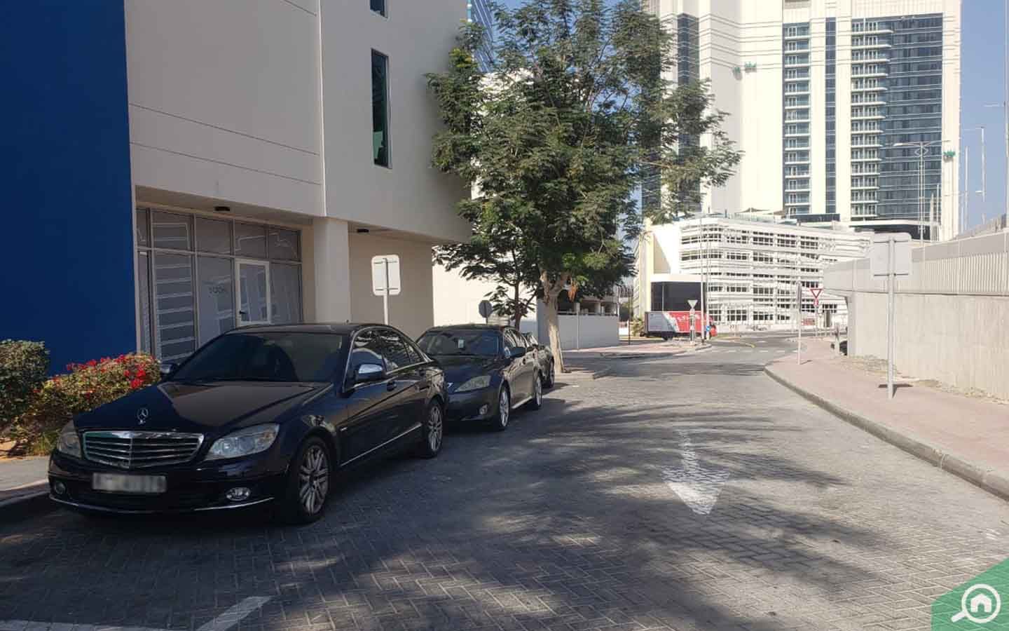 الشارع المحاذي لمبنى مكاتب اللوفت 3