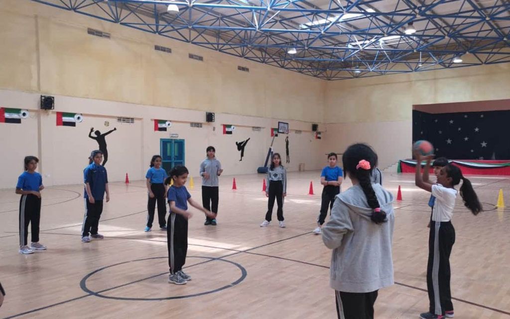 طلاب داخل القاعة الرياضية