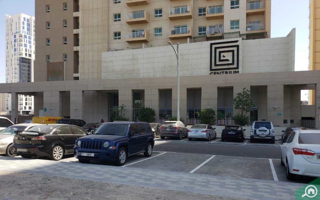 موقف سيارات خارجي 