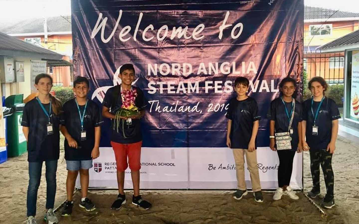 طلاب أما خلفية استقبال لإقامة فعالية لامنهجية