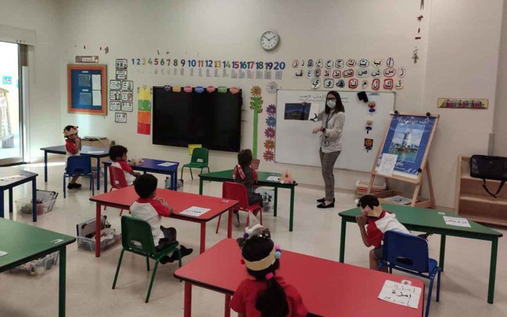 طلاب ومعلمة داخل الصف الدراسي