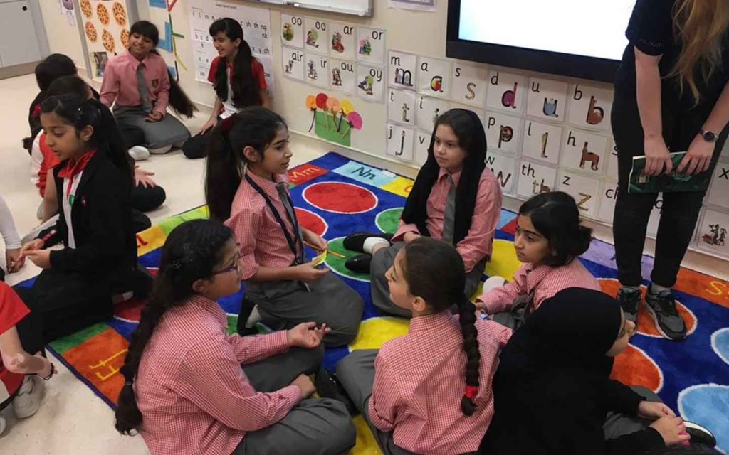 طالبات داخل الصف الدراسي