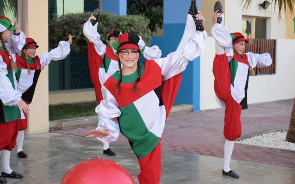 طالبات يحتفلن بيوم الإمارات