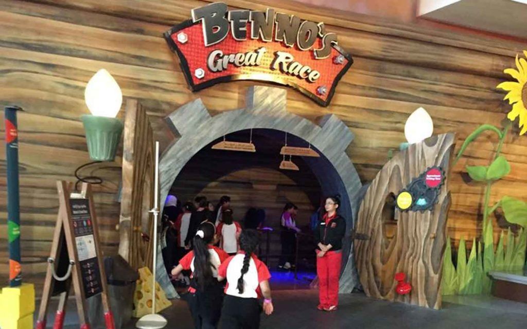 طالبات في رحلة ميدانية إلى عالم فيراري أبوظبي 