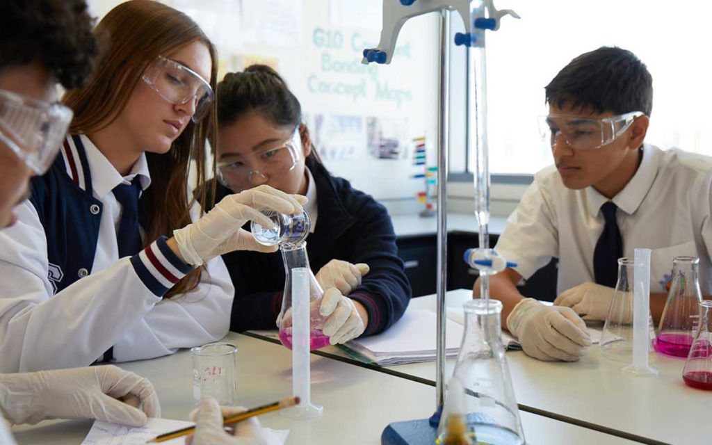 طلاب في مختبر العلوم