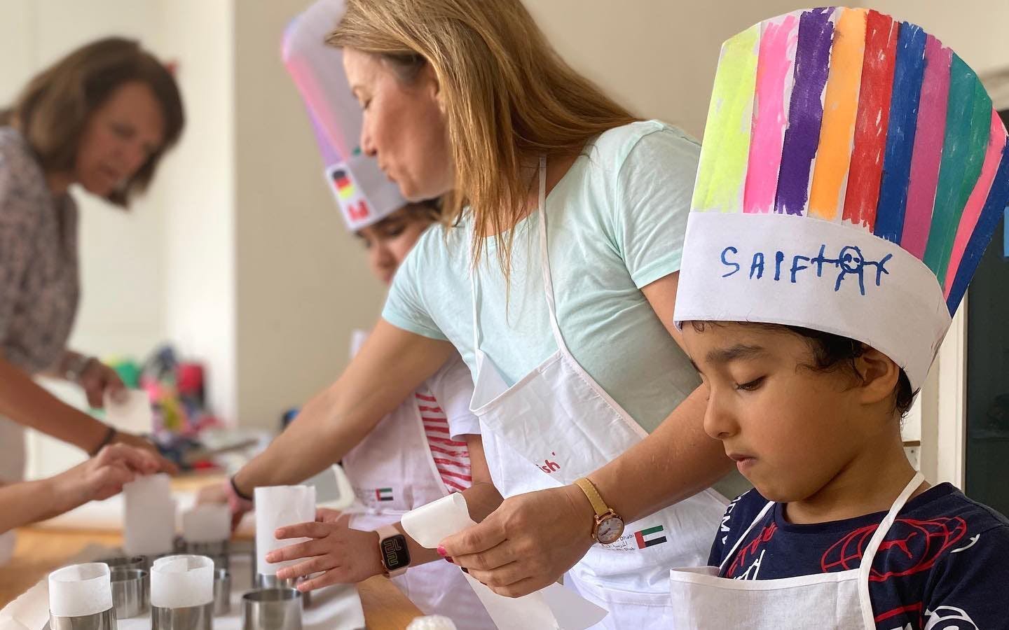 طلاب ومعلمة في صف الطهي