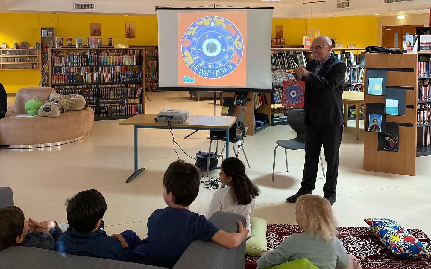 طلاب ومعلم داخل المكتبة