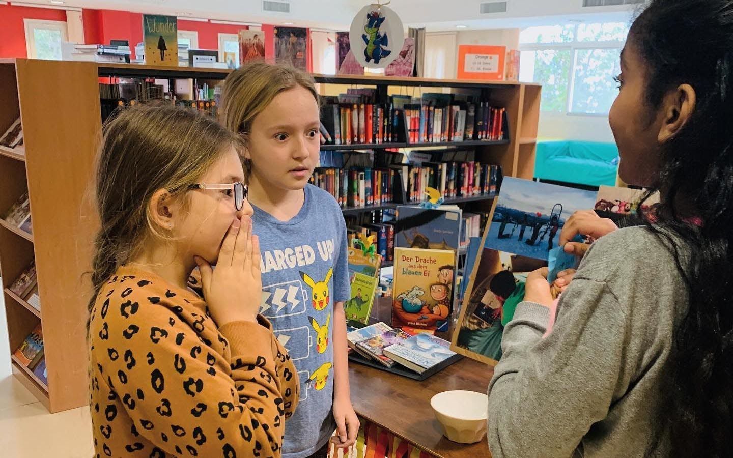 طالبات داخل المكتبة