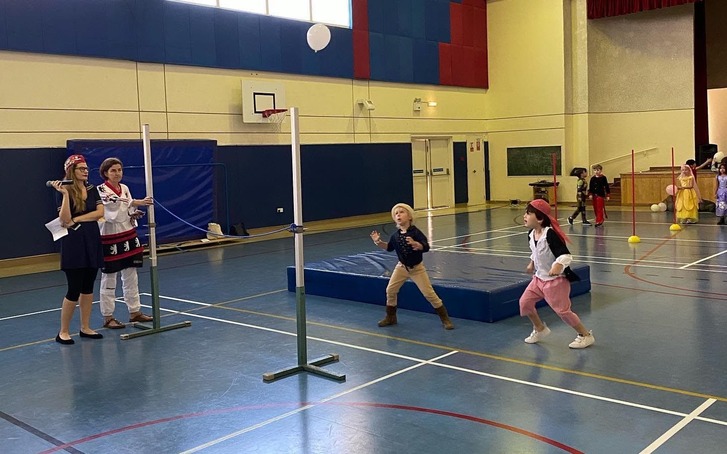 طلاب في القاعة الرياضية