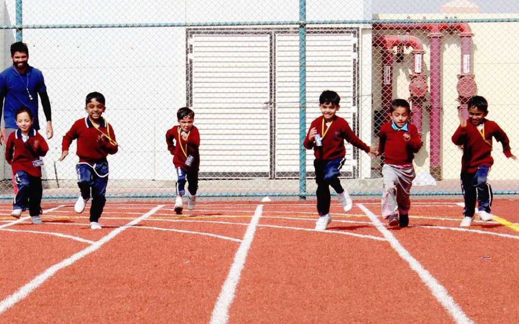 طلبة يركضون على 