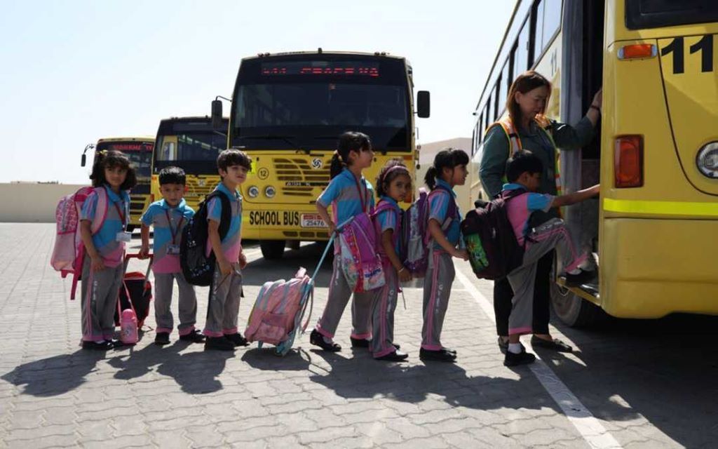طلبة يصعدون على الحافلة المدرسية