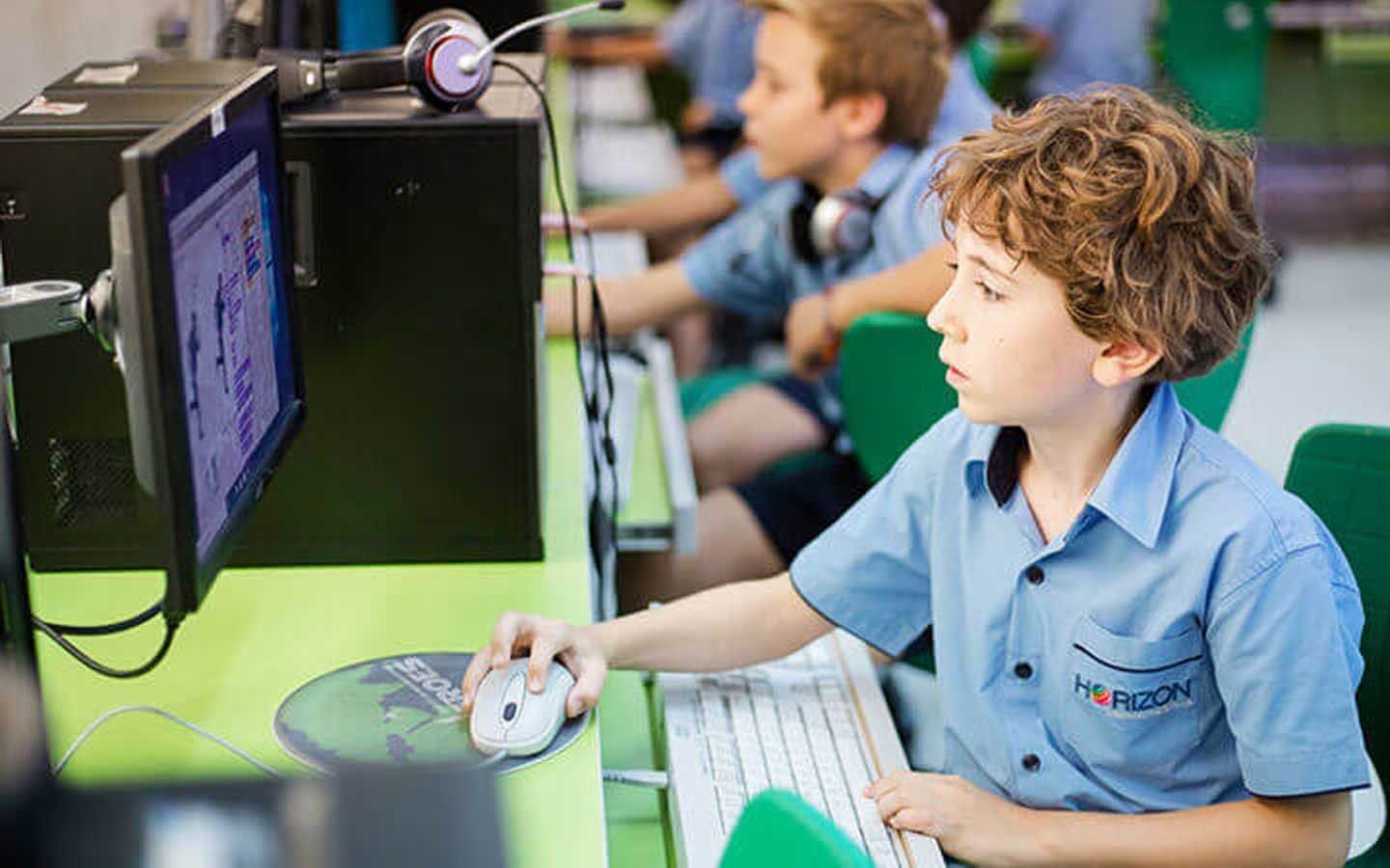 طالب يستخدم الحاسوب في التعليم