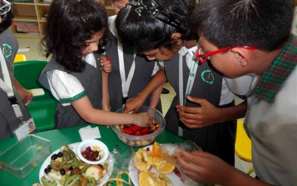 طلبة يشاركون في مسابقة الطهي