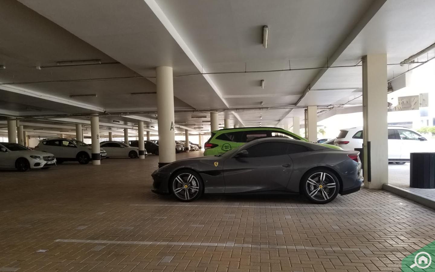 موقف سيارات منتجع وسبا لو رويال مريديان بيتش دبي