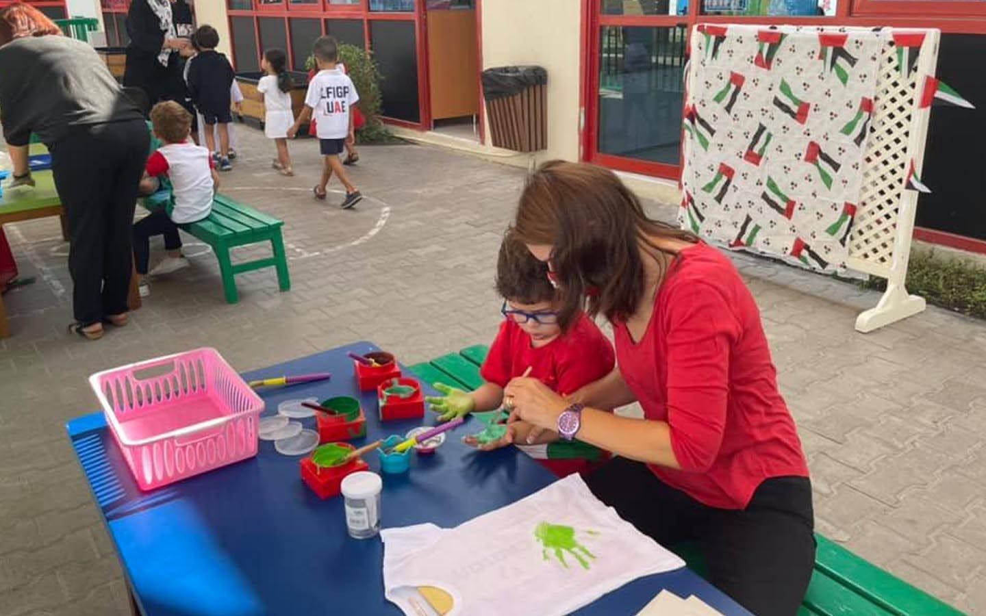 معلمة وطالب في حصة الفن