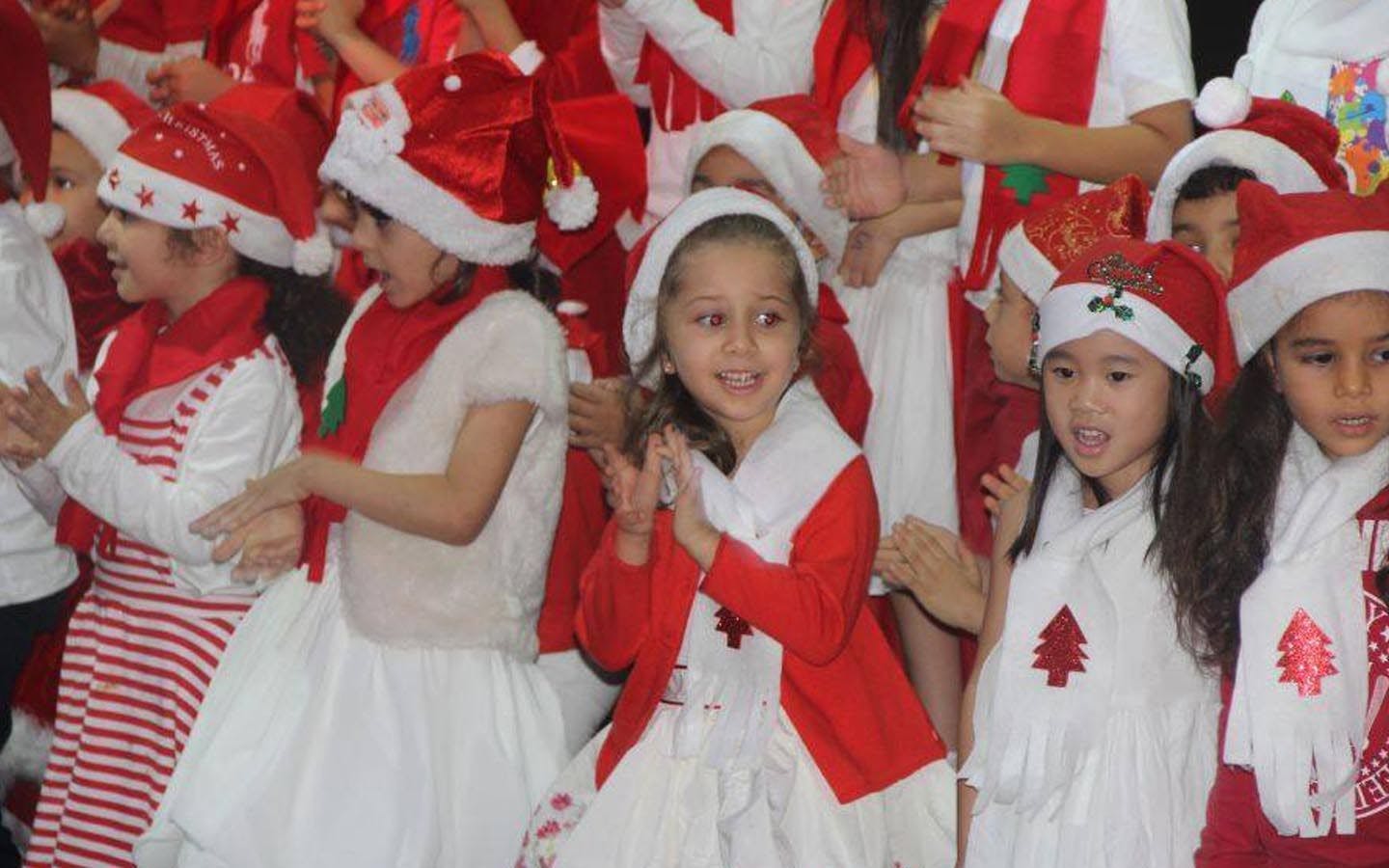 صورة الطالبات في الحفل المدرسي