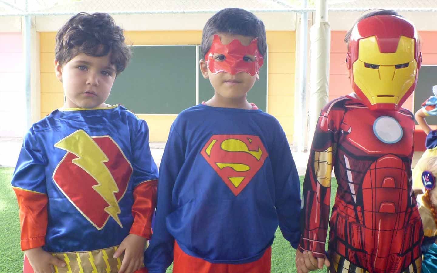 طلاب يرتدون زي تنكري