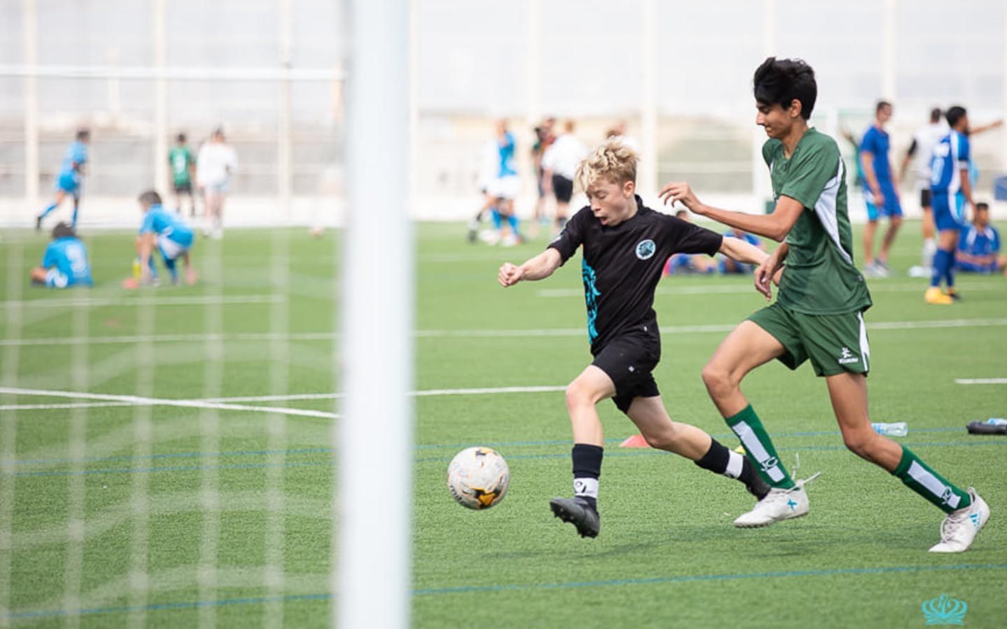 طلاب يلعبون كرة القدم