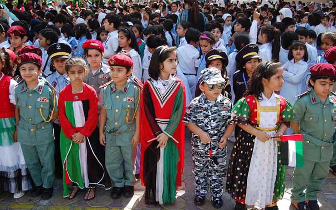 طلاب يحتفلون باليوم الوطني الإماراتي