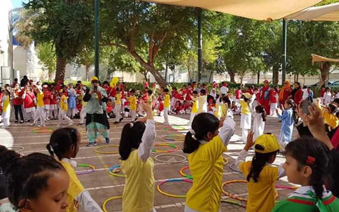 طلبة في الساحة الخارجية