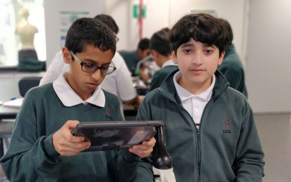 طلاب داخل الصف الدراسي