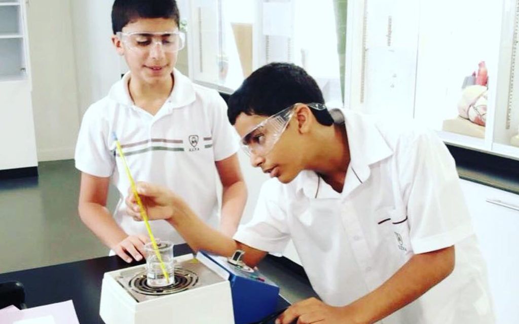 طلاب داخل مختبر العلوم
