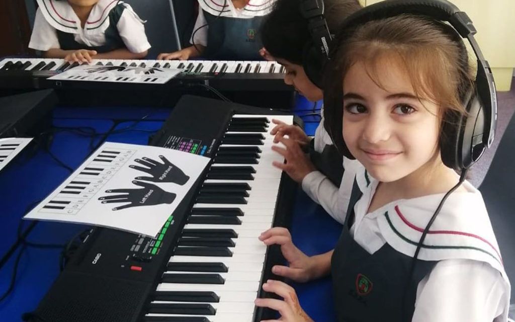 طالبة تعزف في غرفة الموسيقى