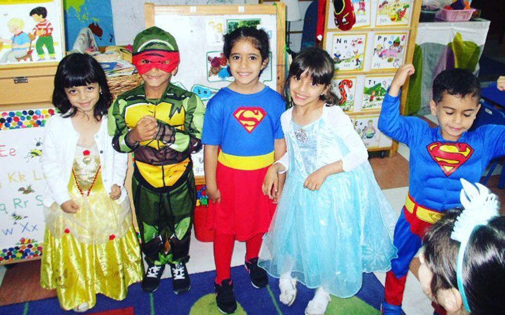 طالبات يرتدين أزياء الشخصية الكرتونية المفضلة لديهن