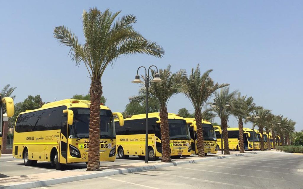 حافلات مدرسية في حرم اكاديمية الشيخ زايد الخاصة للبنات