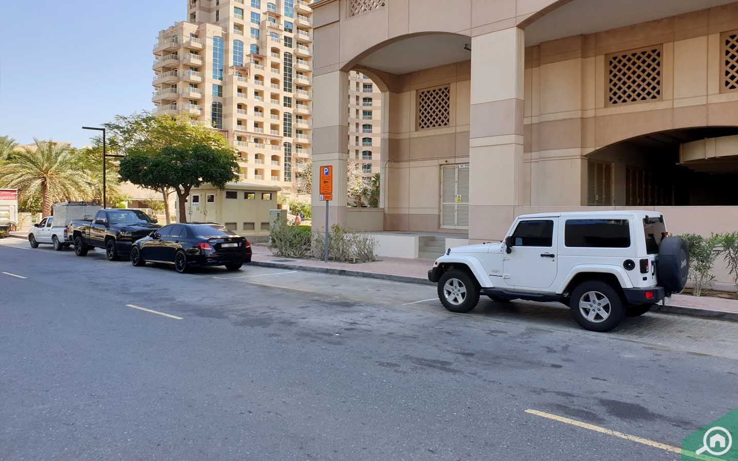 سيارات على الشارع