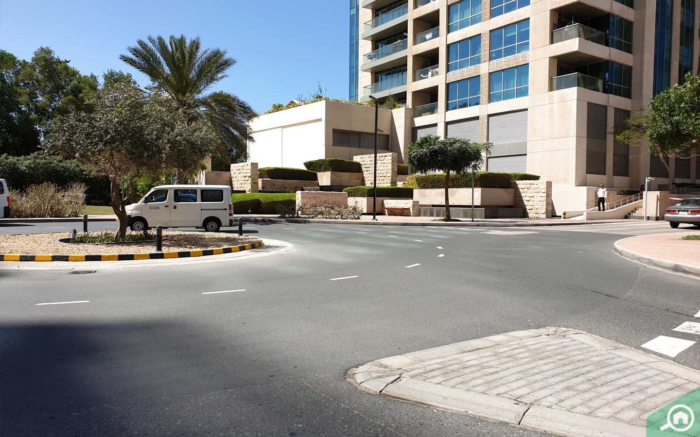 شارع أمام المبنى