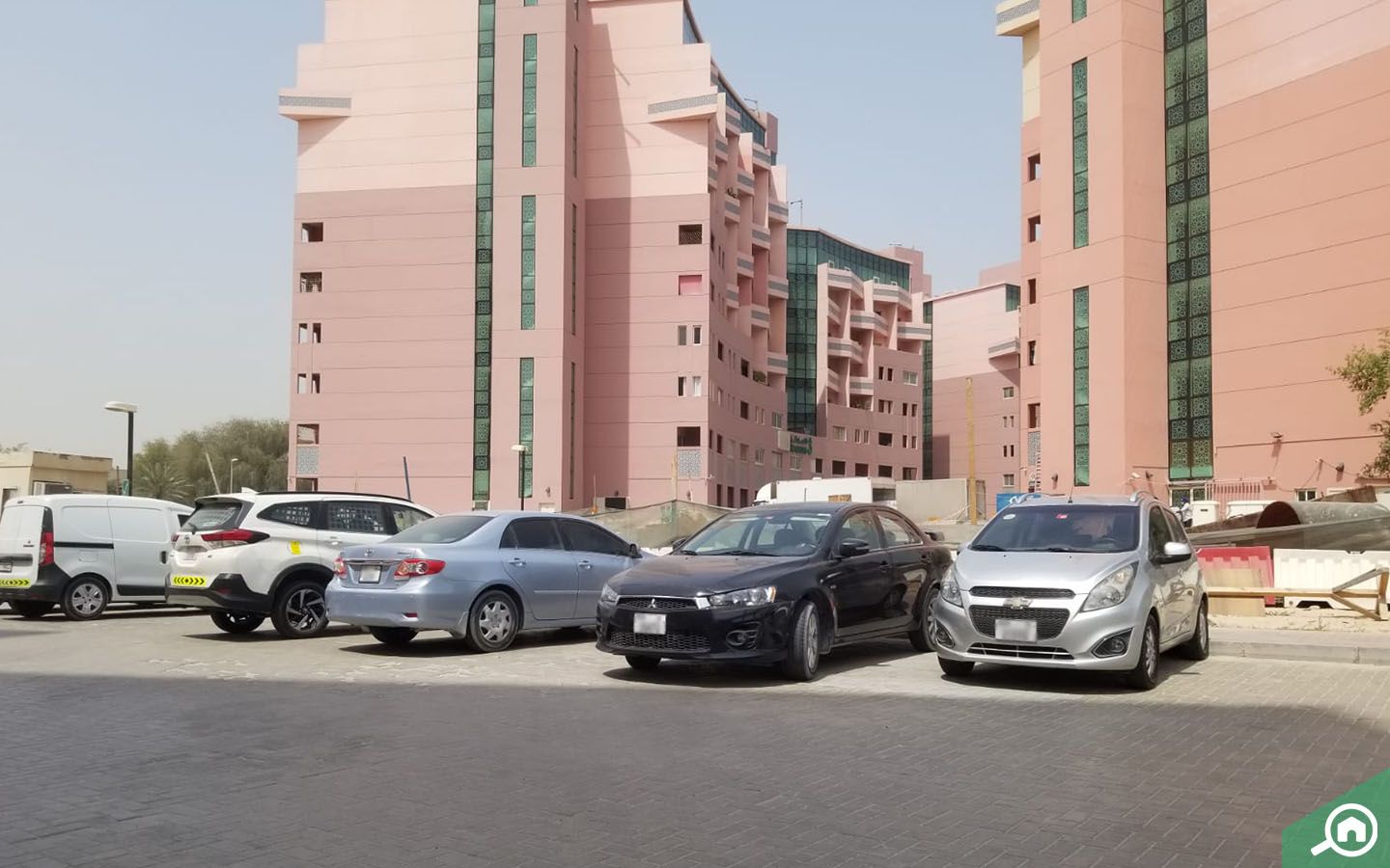 مواقف سيارات خارجية لمبنى ذا جاردن ابارتمنت 6