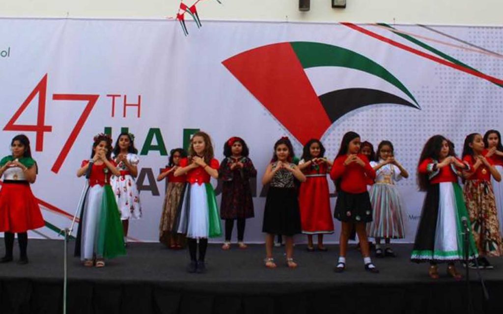 طالبات على المسرح المدرسي